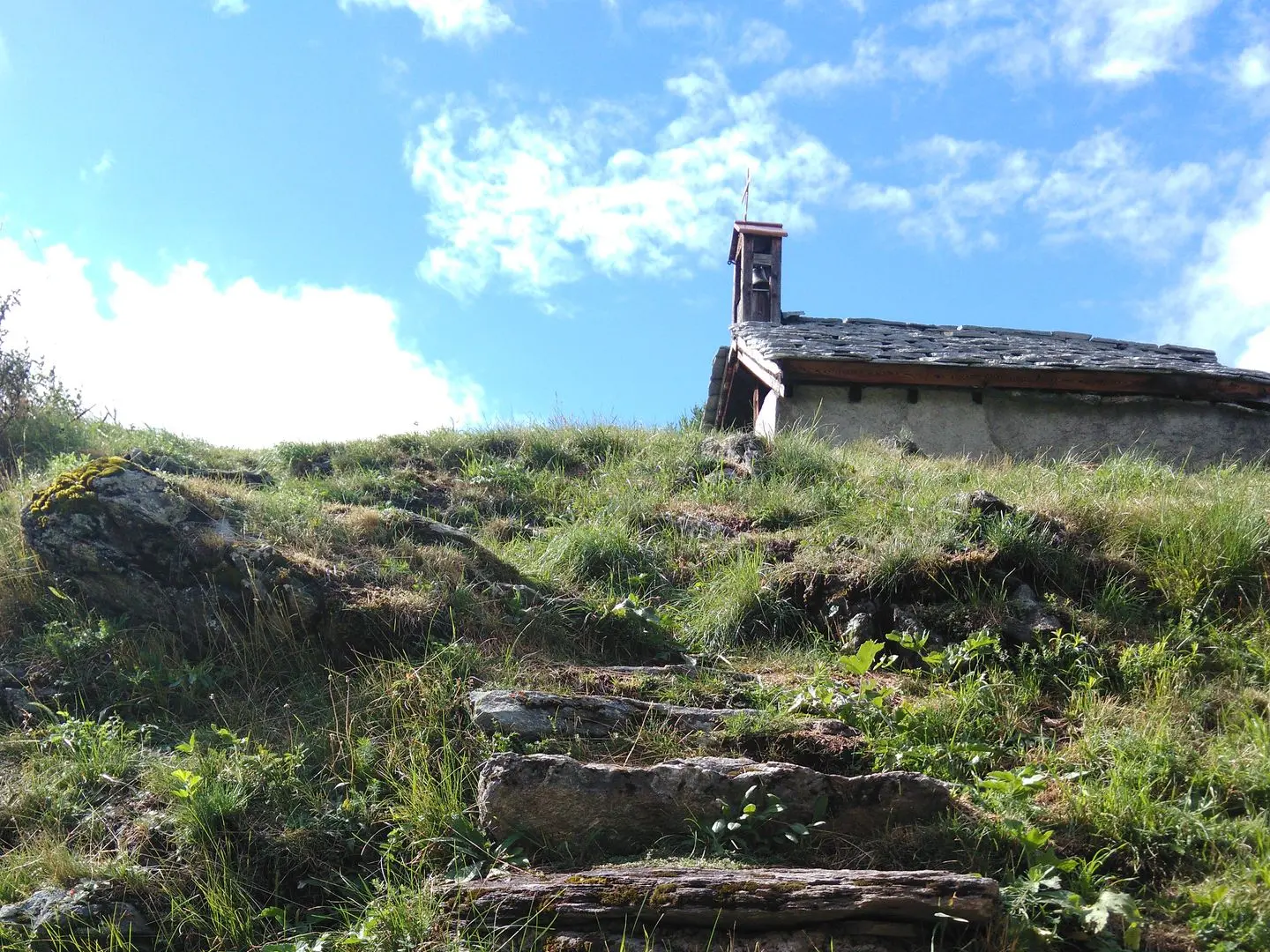 Petit chemin vers une chapelle en montagne