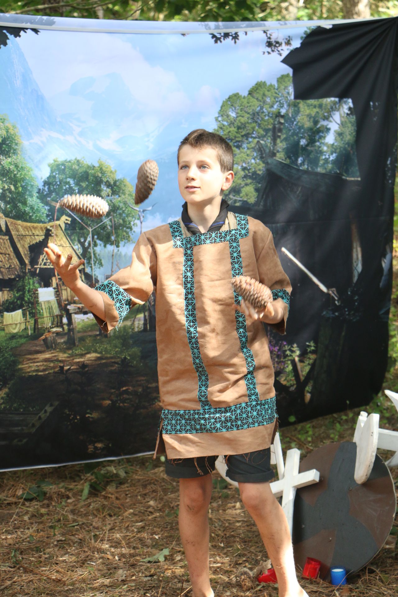 Jonglerie d'un scout lors de la présenation d'un concours cuisine.