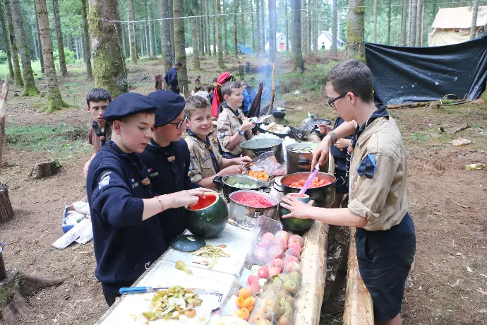 Cuisine a plusieurs sur la table de préparation