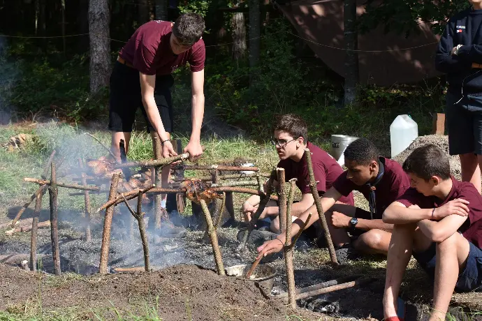 Préparation de poulet sur le feu.