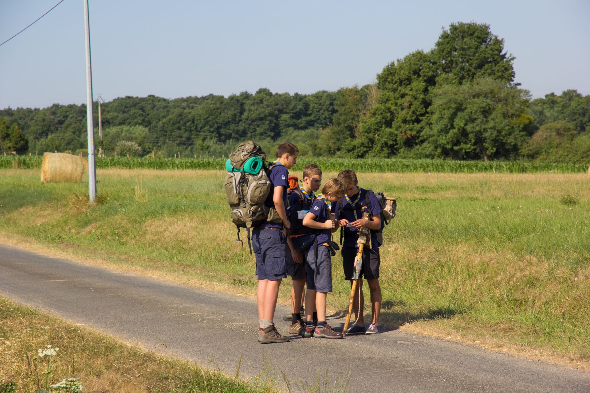 Des scouts qui partent en exploration dans la campagne française