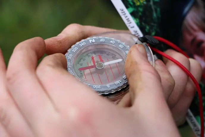 La boussole, l'outil indispensable du topographe