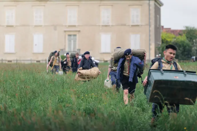 Les éclaireurs arrivent pour s'installer pour un camp avec leurs affaires de patrouille