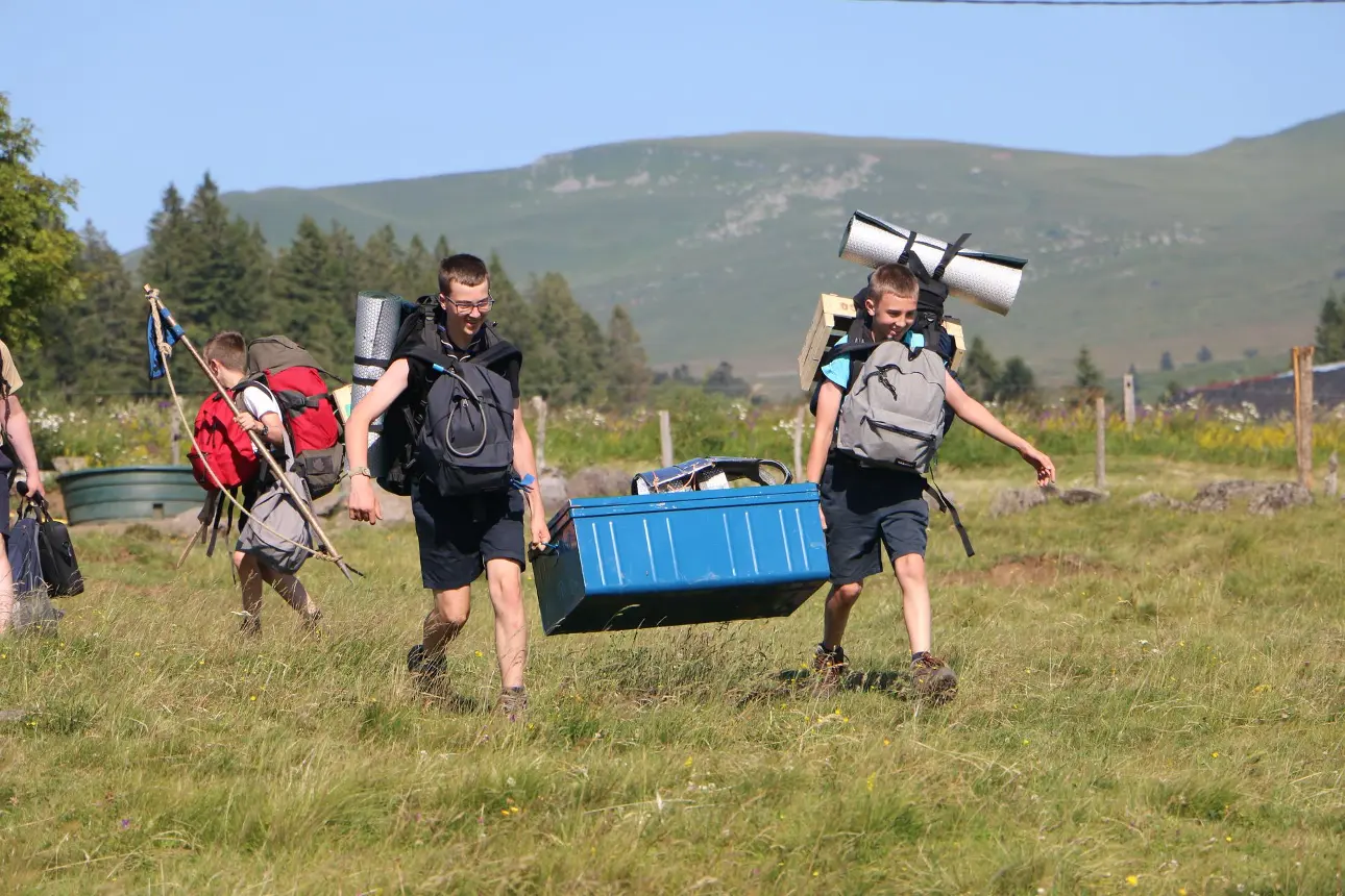 On porte la mal de patrouille pour aller s'installer ! 