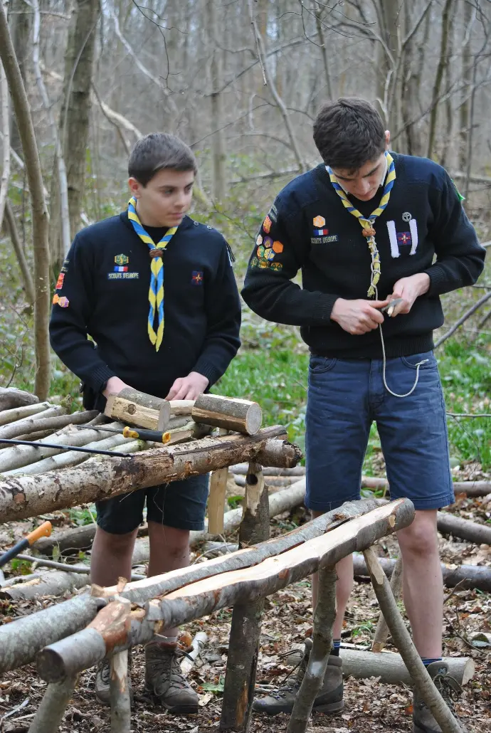 Un table, un banc, on va bien manger chez les scouts