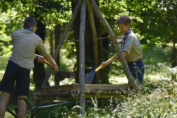 Construction d'une table à feu chez nos scouts