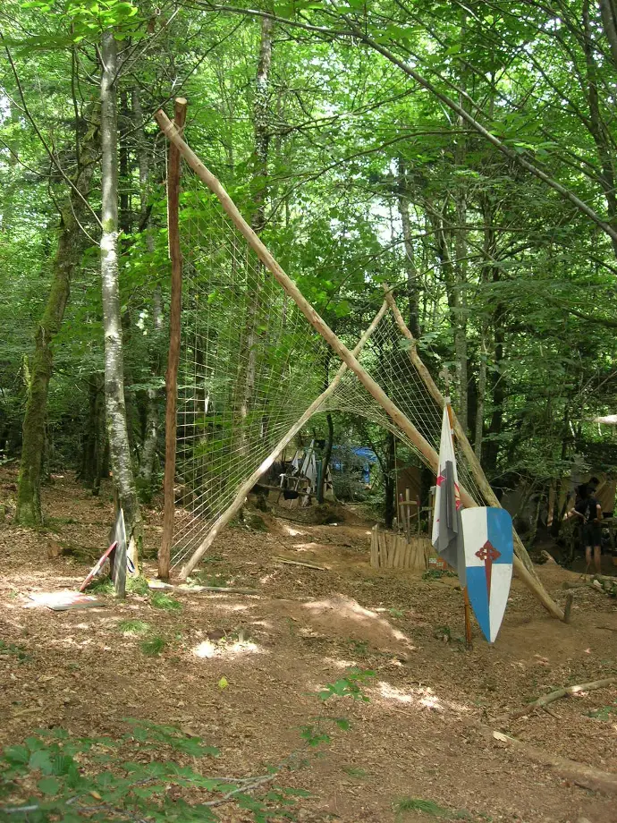 Portique d'entrée d'un camp scoute