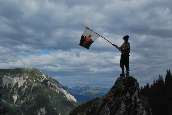 Scout en montagne, fier de sa foi