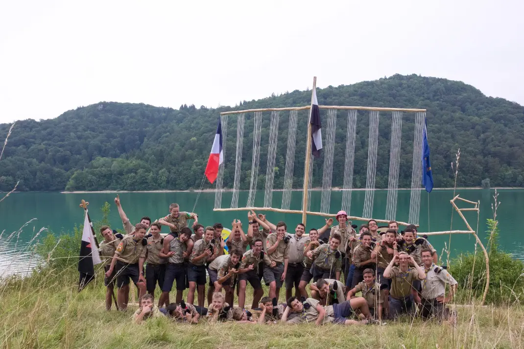 Camp sur le thème des vikings, le long d'un lac