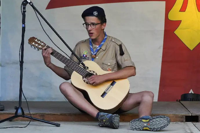 Un hodari et une guitare, et c'est partie pour une veillée scoute